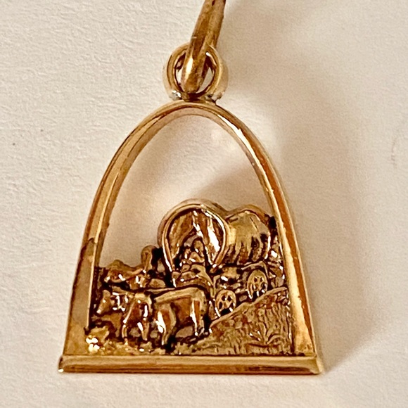Gold tone charm St Louis Missouri - Picture 1 of 4
